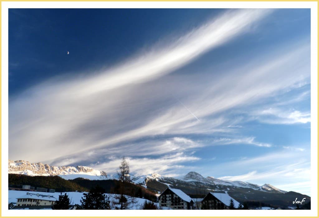 cirrus sur fond bleu
