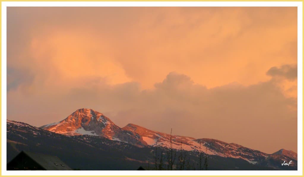dernières couleurs sur fond orageux
