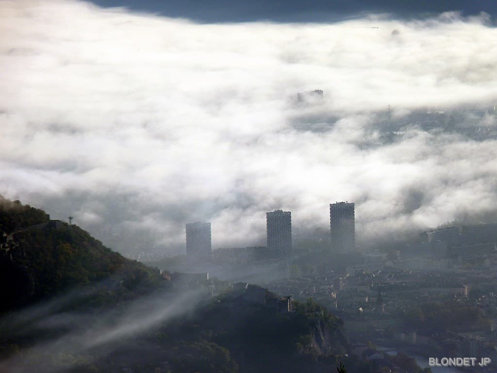 Grenoble dans la brume