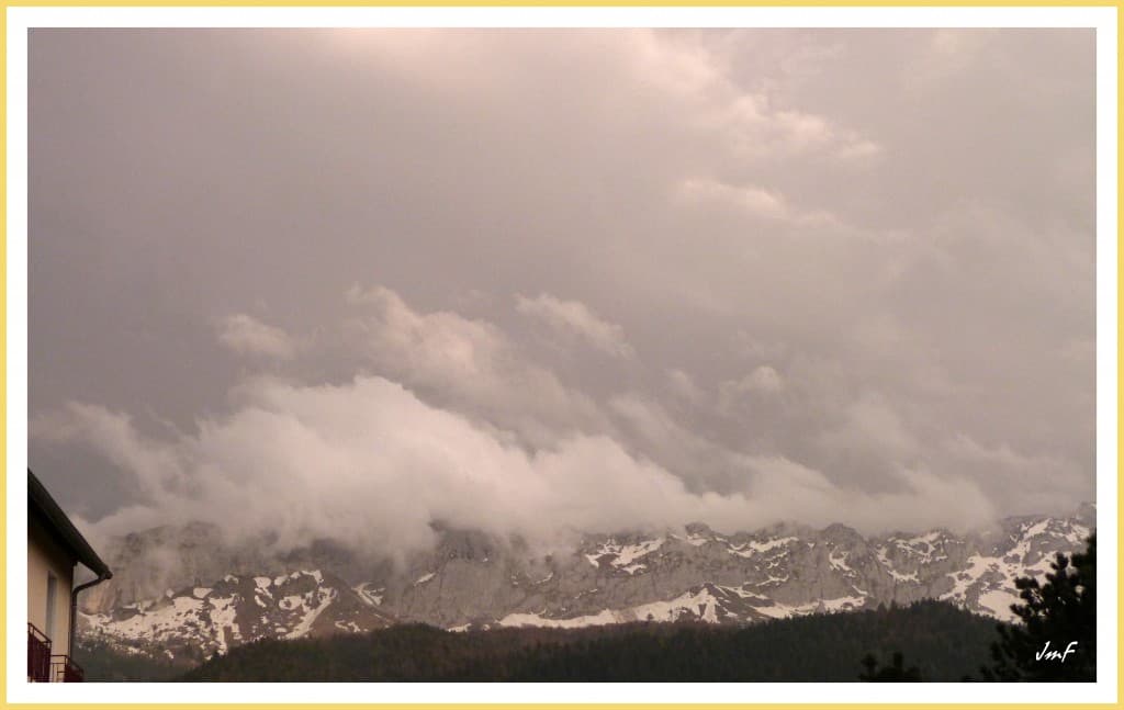 l'orage gronde au lointain