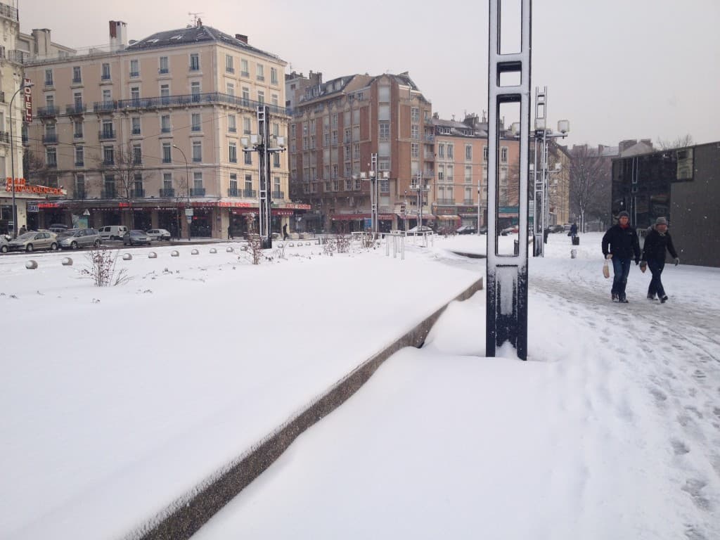 La gare de Grenoble sous 10 cm de neige ! 