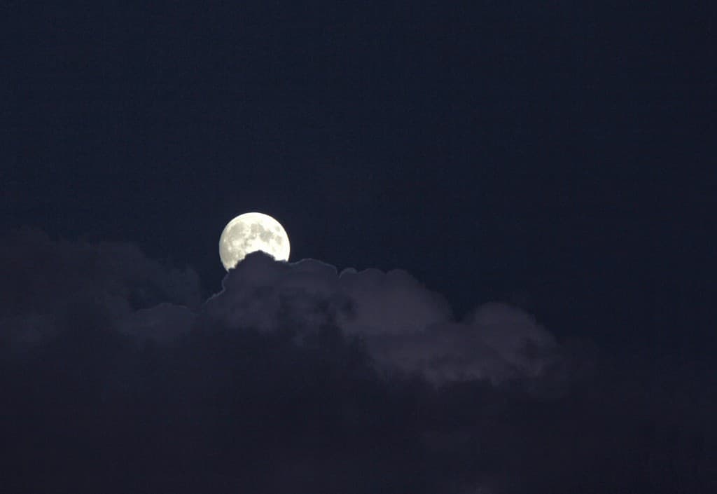 La lune joue à cache cache (EL)
