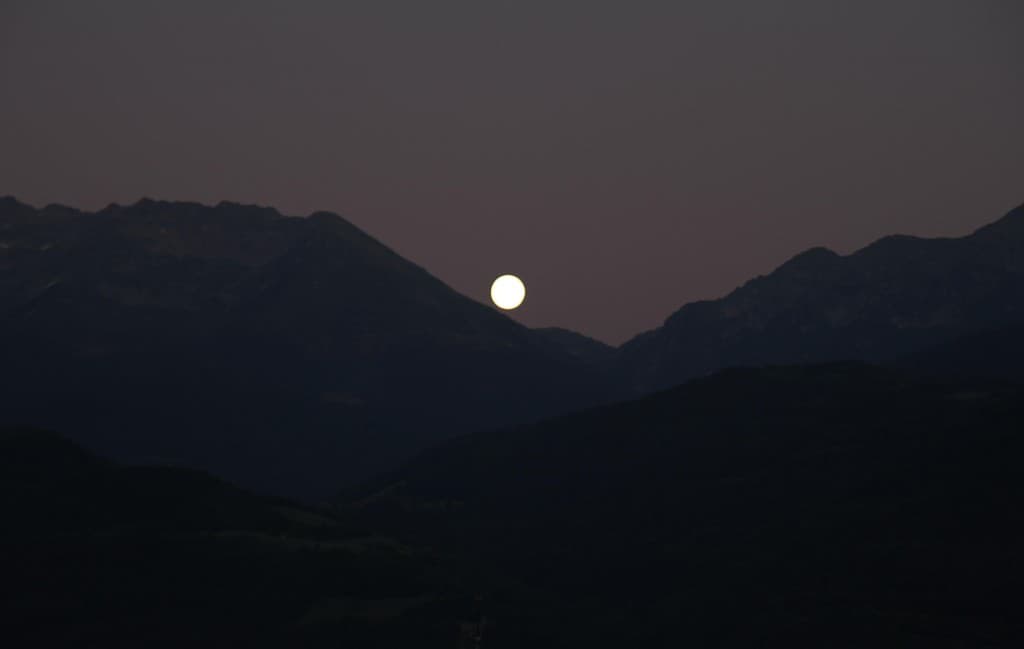la lune roule vers le pas de la coche