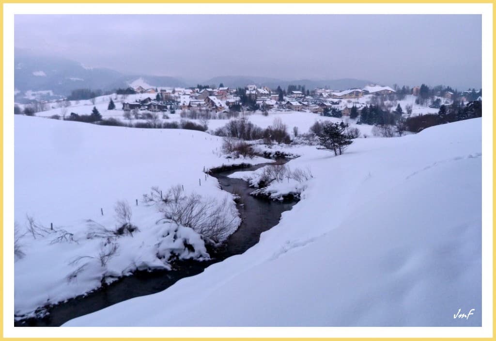 la nuit tombe sur la nature engourdie