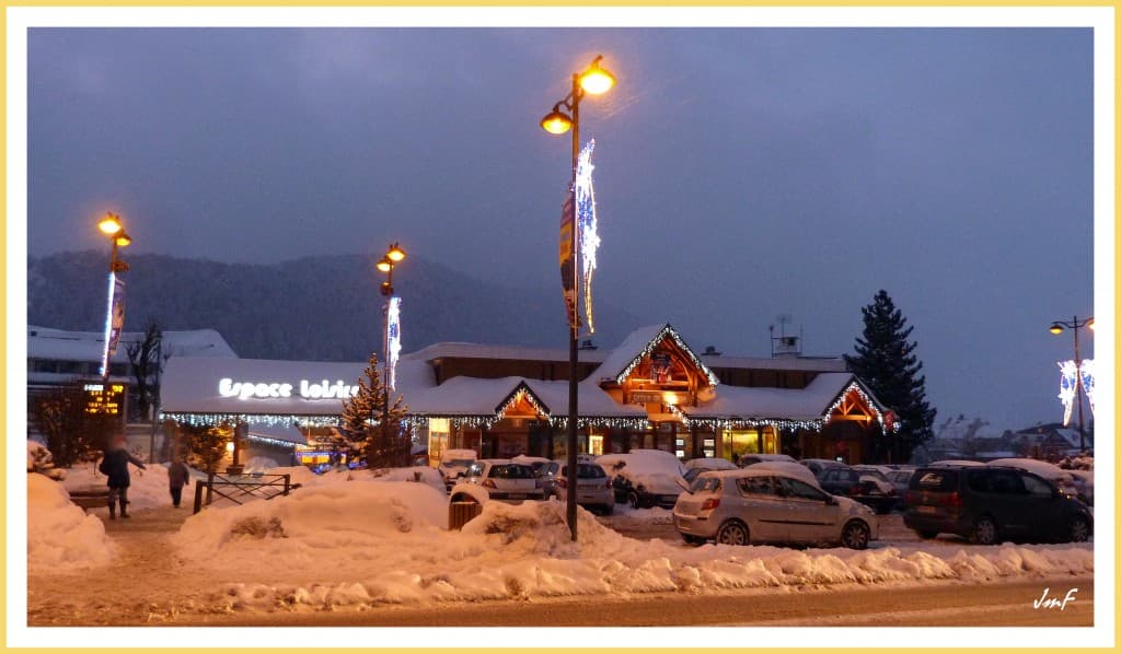 la nuit tombe sur le village enneigé
