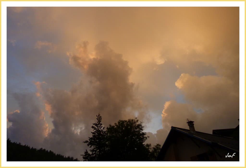 le ciel s'éclaircit au soleil couchant