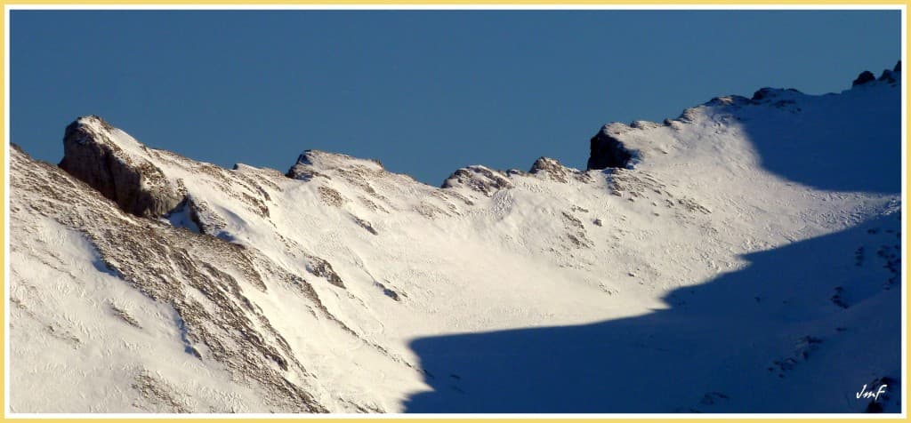 les crêtes bien râpées par le vent