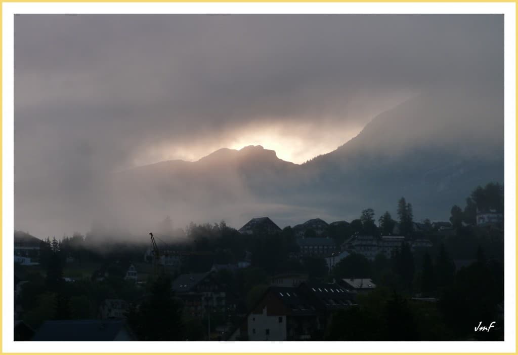 lever de soleil dans le brouillard