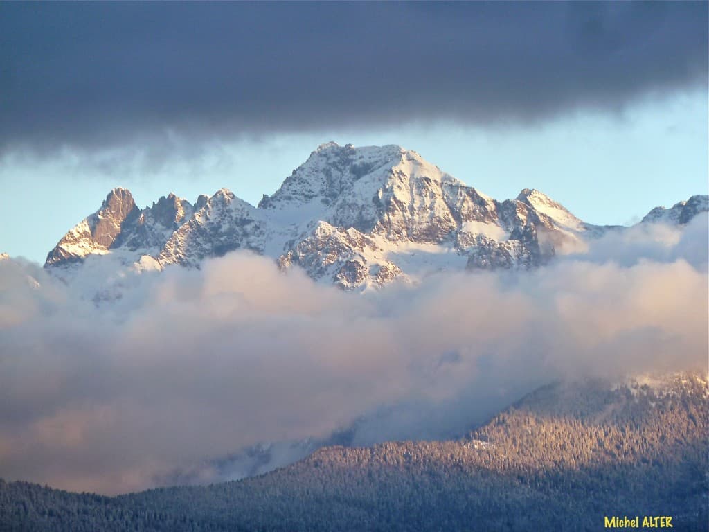Neige et soleil sur Belledonne