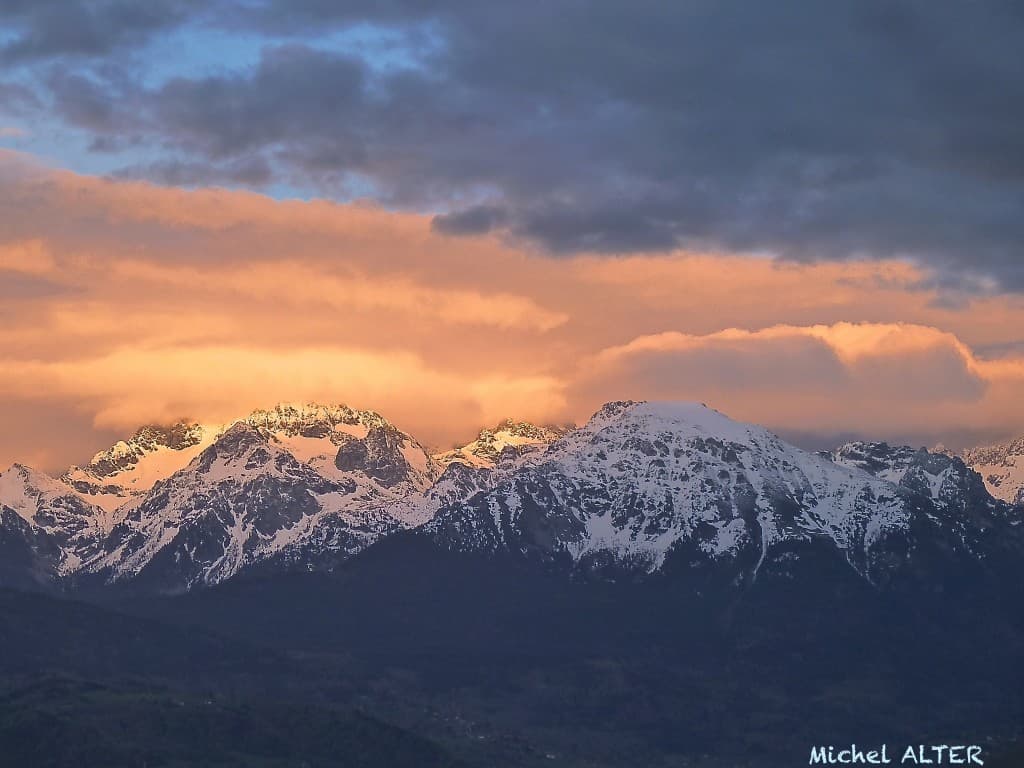 Coucher de soleil sur neige fraiche