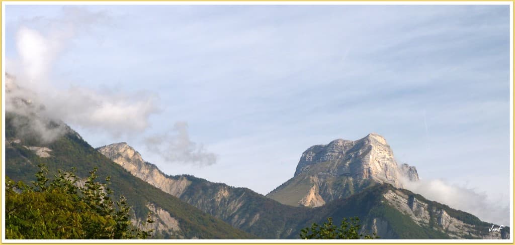 la Dent de Crolles sous un soleil pâle
