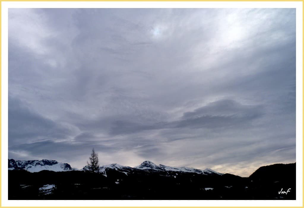 le ciel se couvre par altostratus