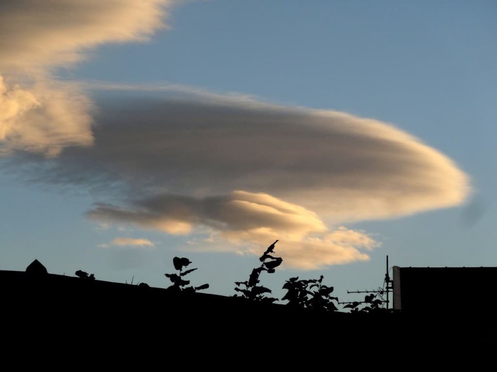LENTICULAIRE ou SOUCOUPE VOLANTE !!!