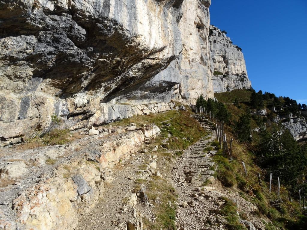 Sentier dans la Falaise en Chartreuse