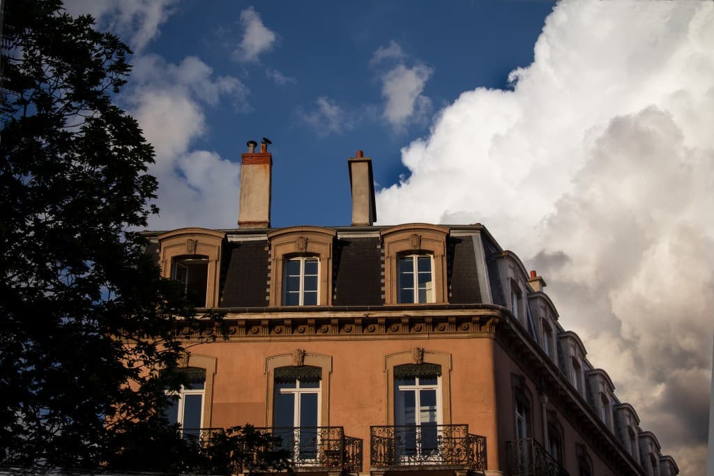 un ciel bleu blanc
