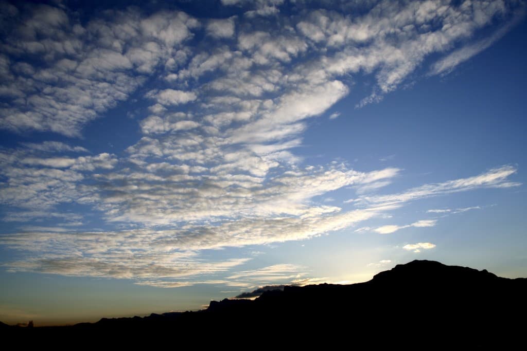 Banc d'altocumulus au soleil couchant