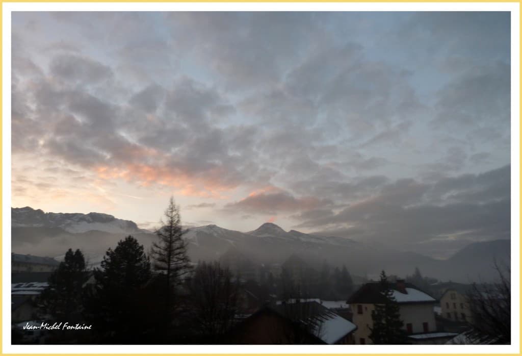 bien brumeux et nuageux