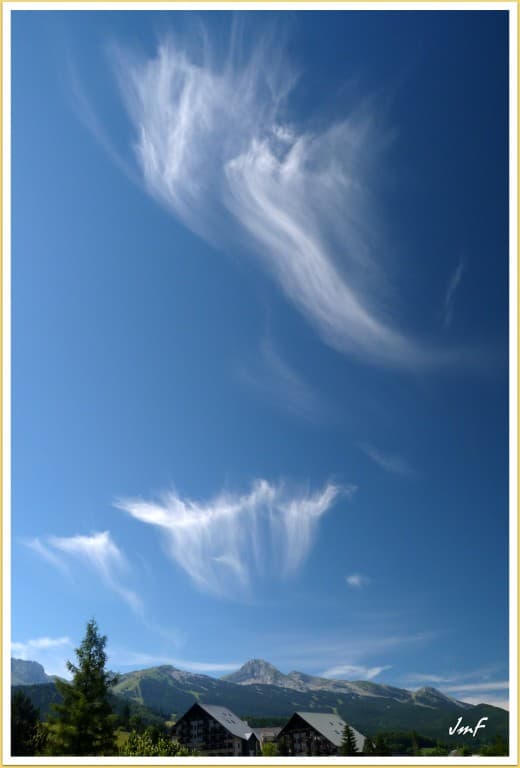 cirrus et ciel bleu