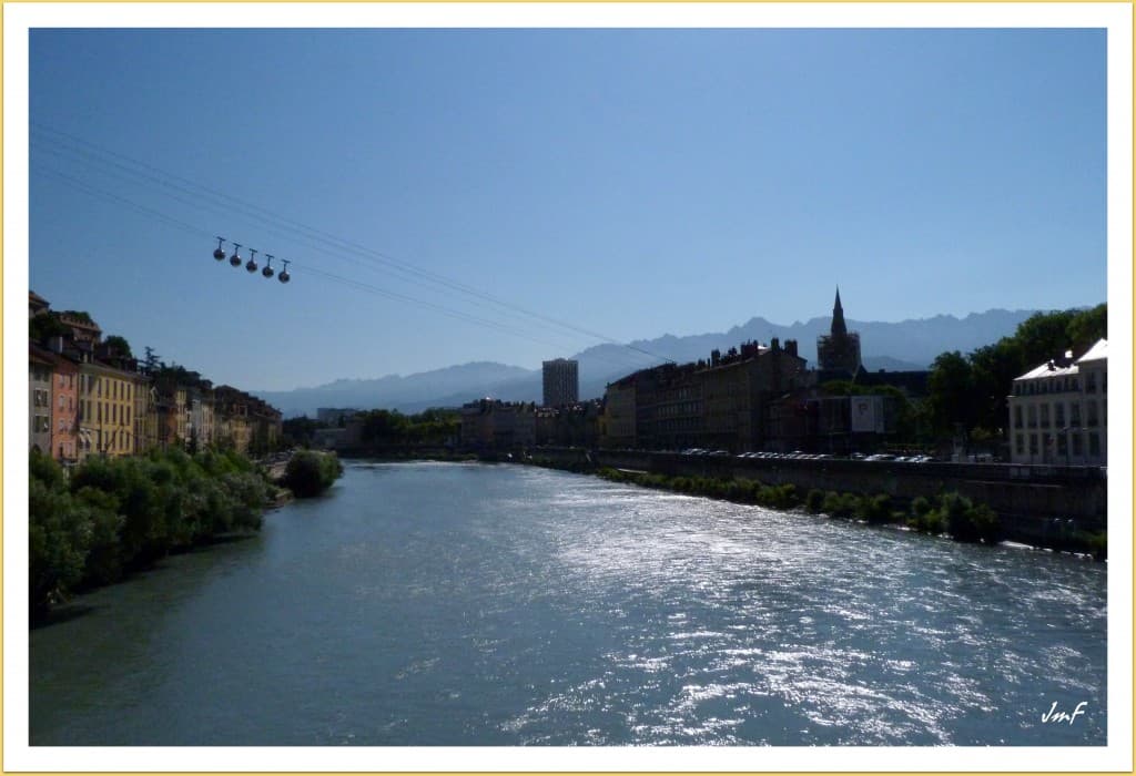 grand bleu sur la capitale des Alpes
