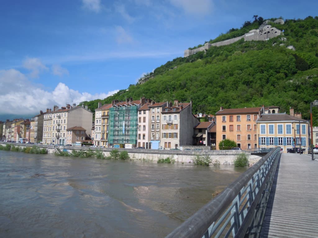La Bastille surplombe l'Isère en crue