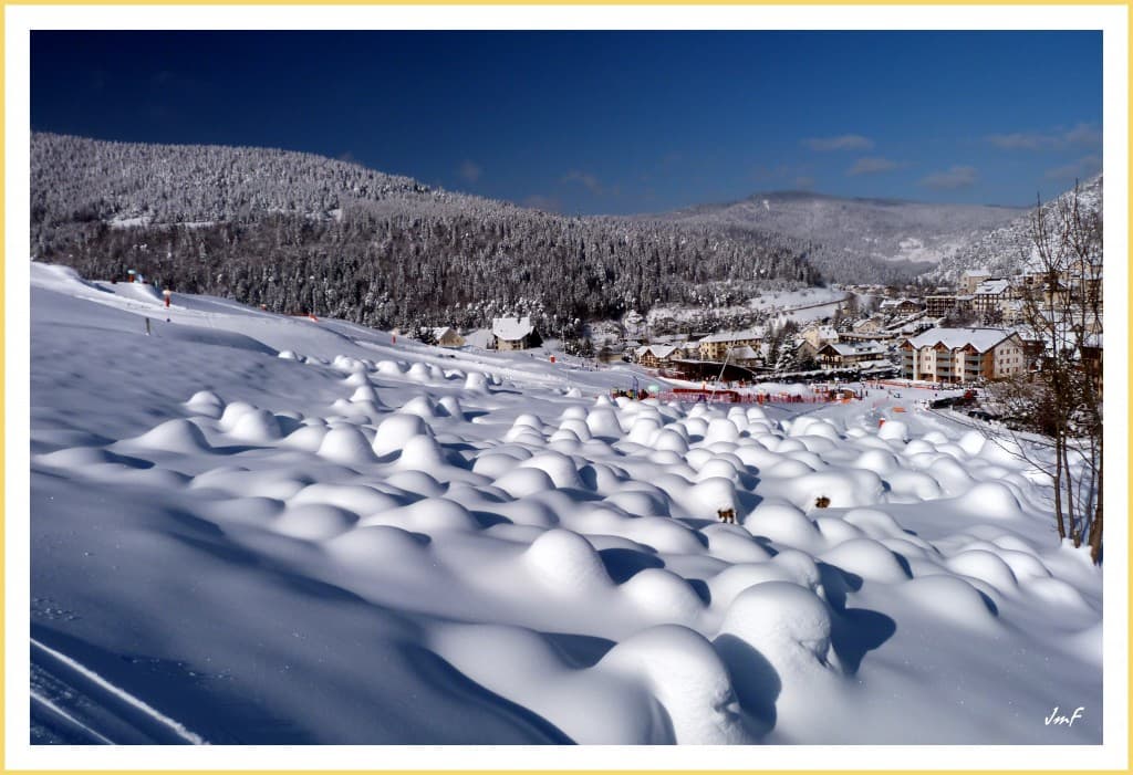la colline des Bains bien enneigée.