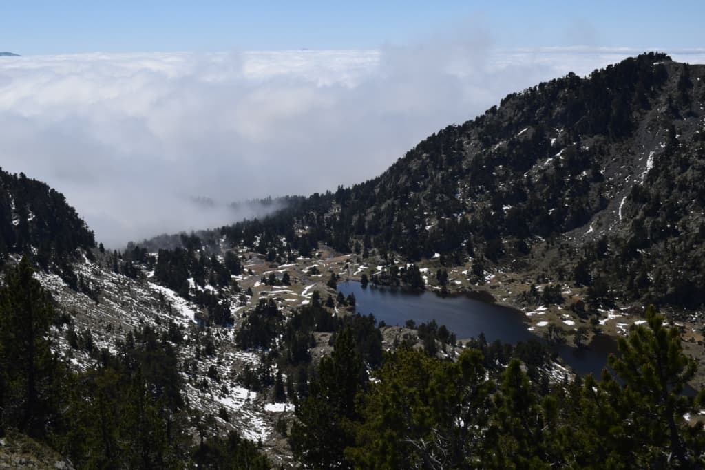 La mer de nuages s'arrête au Lac Achard