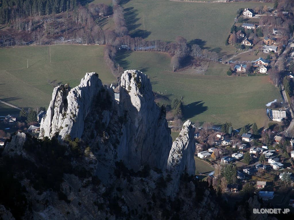 Les Trois Pucelles
