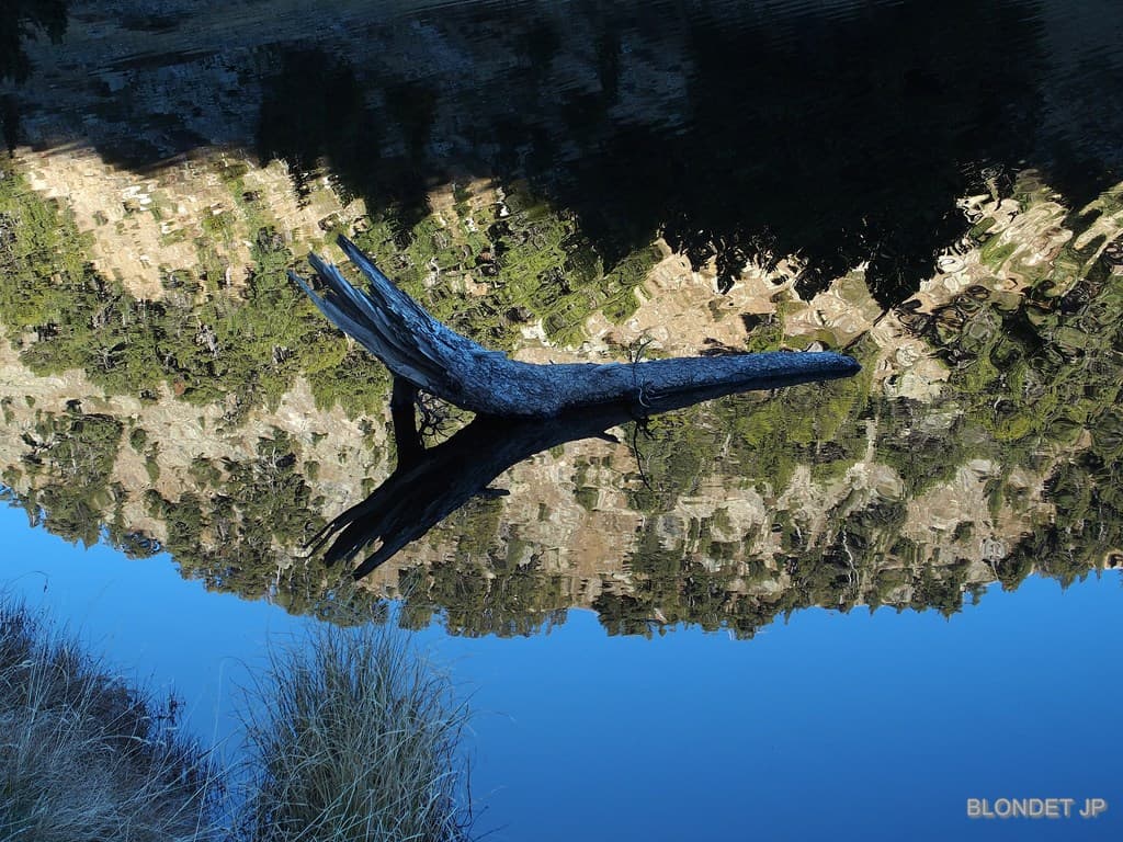 Reflets dans le lac Achard