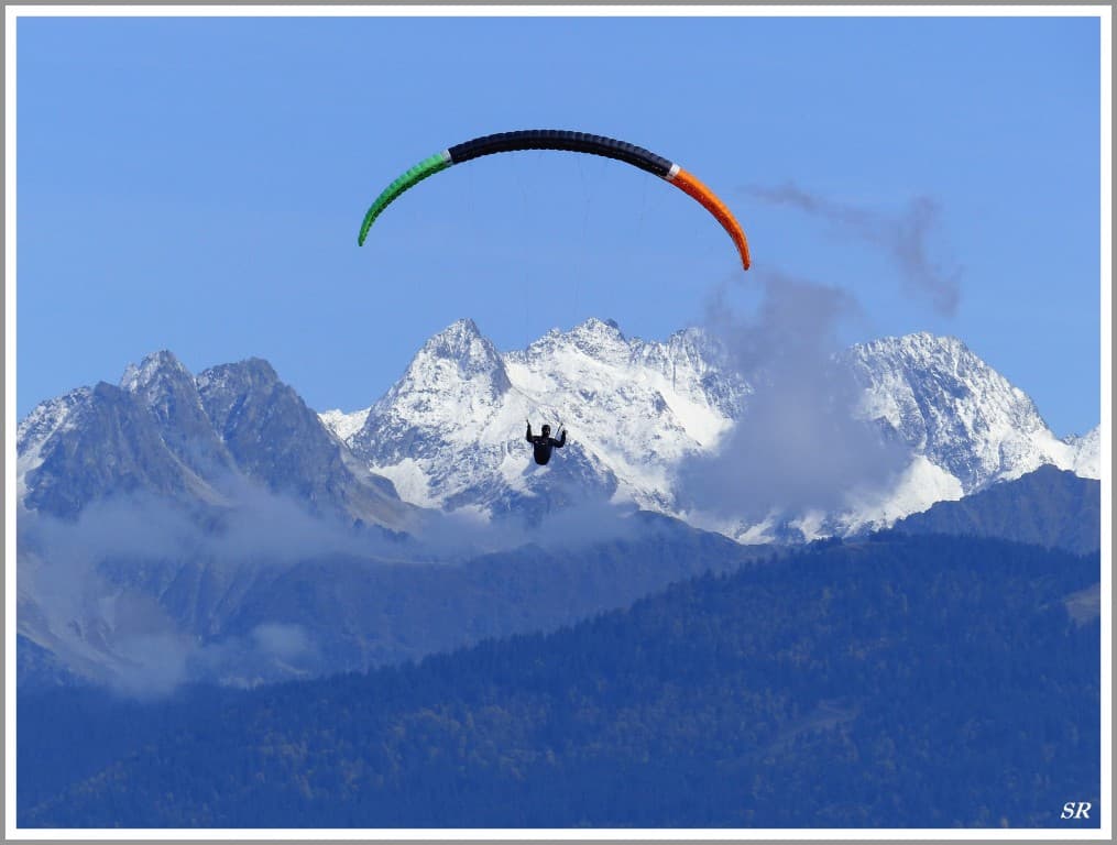 Voile colorée sur fond enneigé