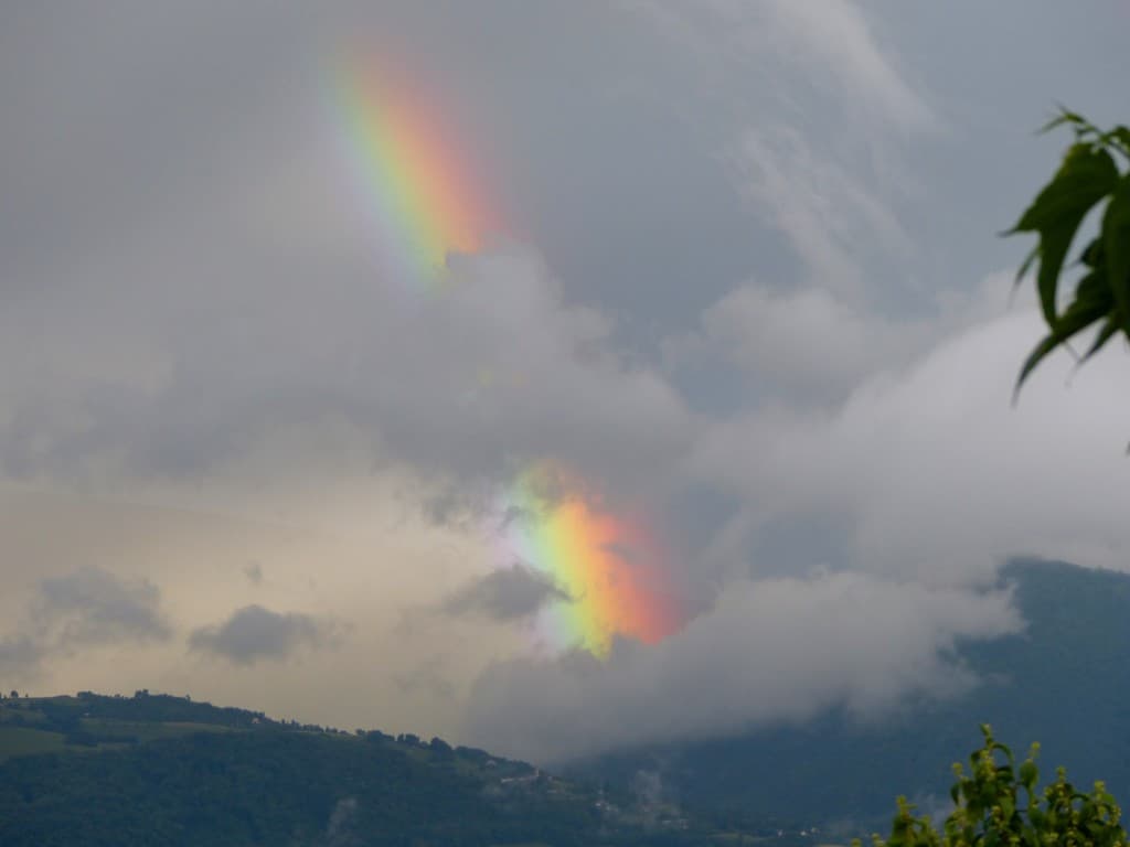 arc en ciel pendant l'orage