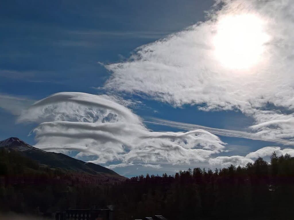 Ciel devenant lourd de menaces