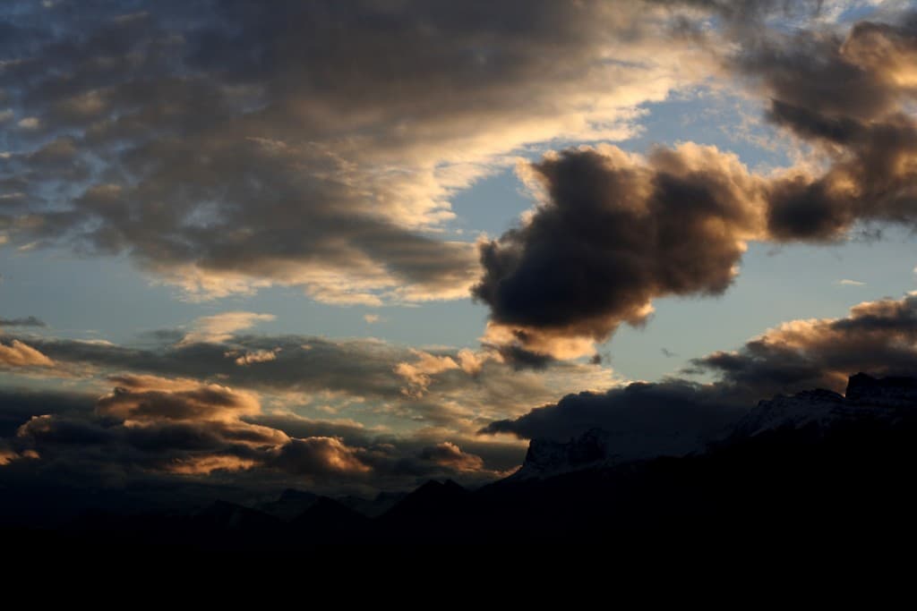 Couchant en rouge et noir sur Grenoble