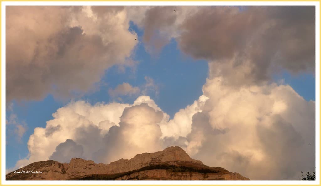 cumulus colorés au couchant