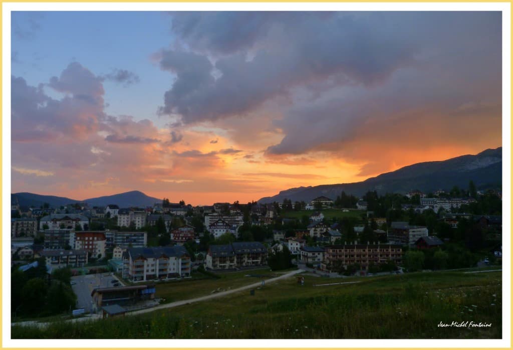 lever de soleil dans un ciel tourmenté