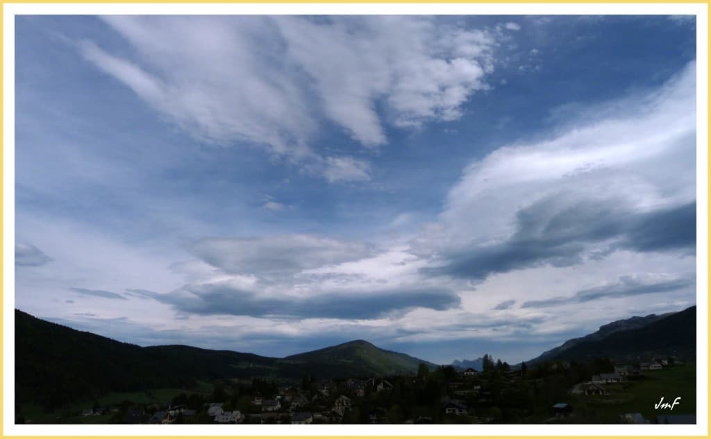 nuageux avec fort vent de Sud