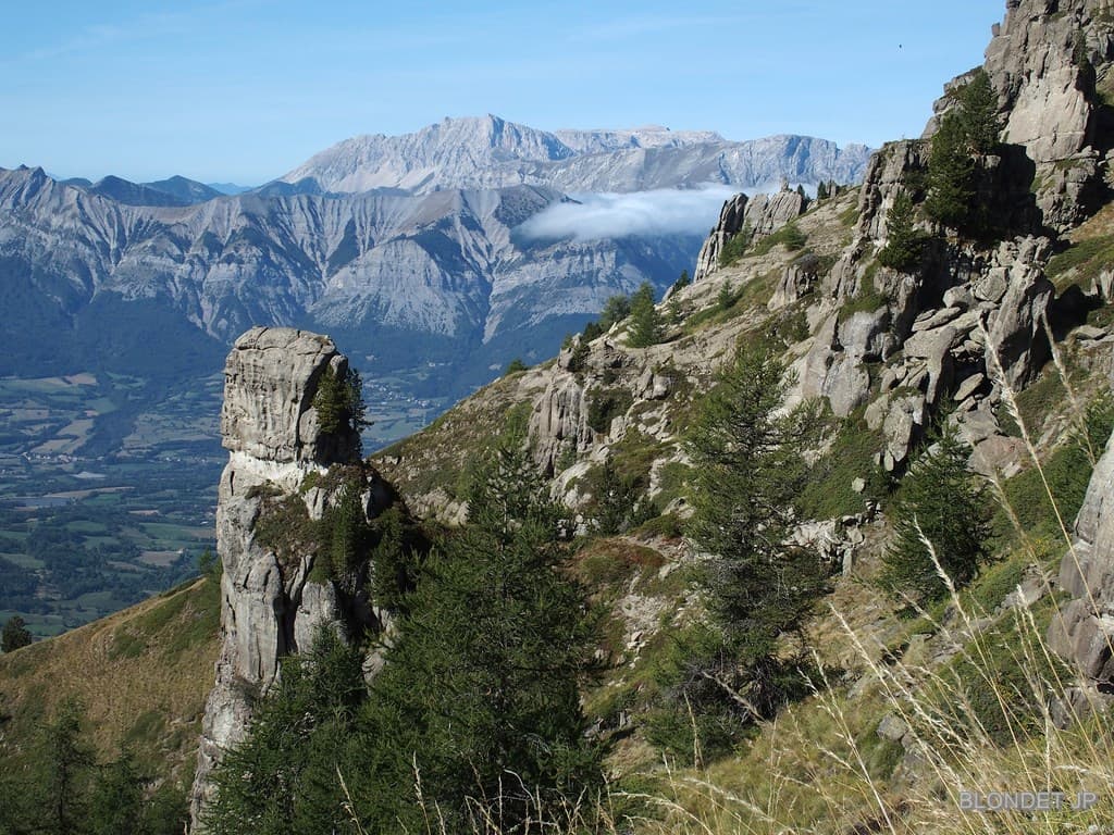 Au fond le plateau de Bure