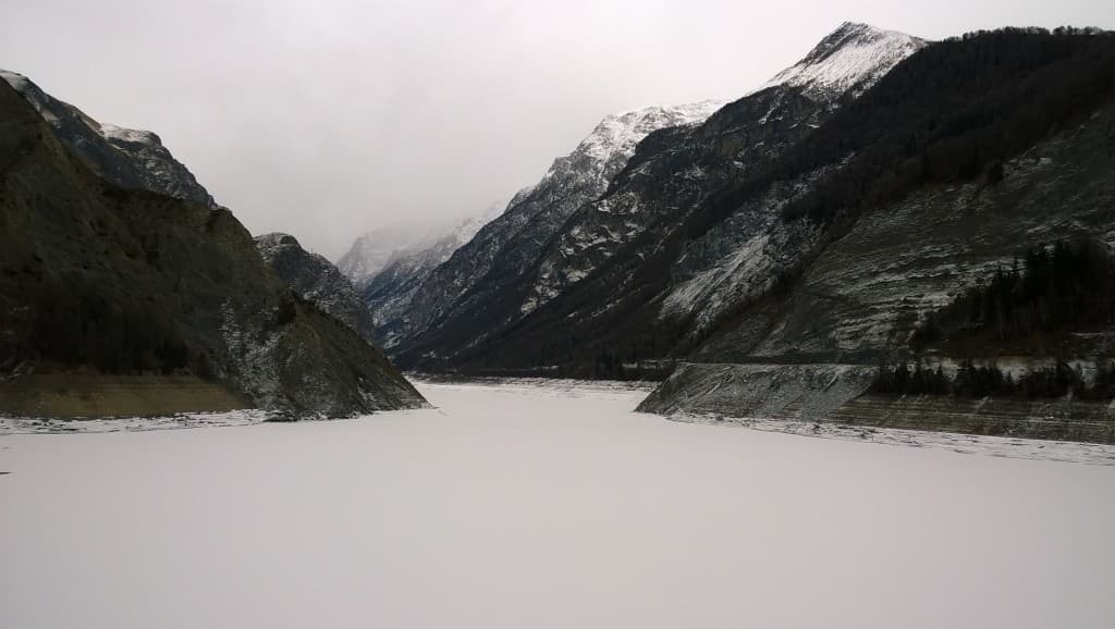 barrage enneigé en Alpes