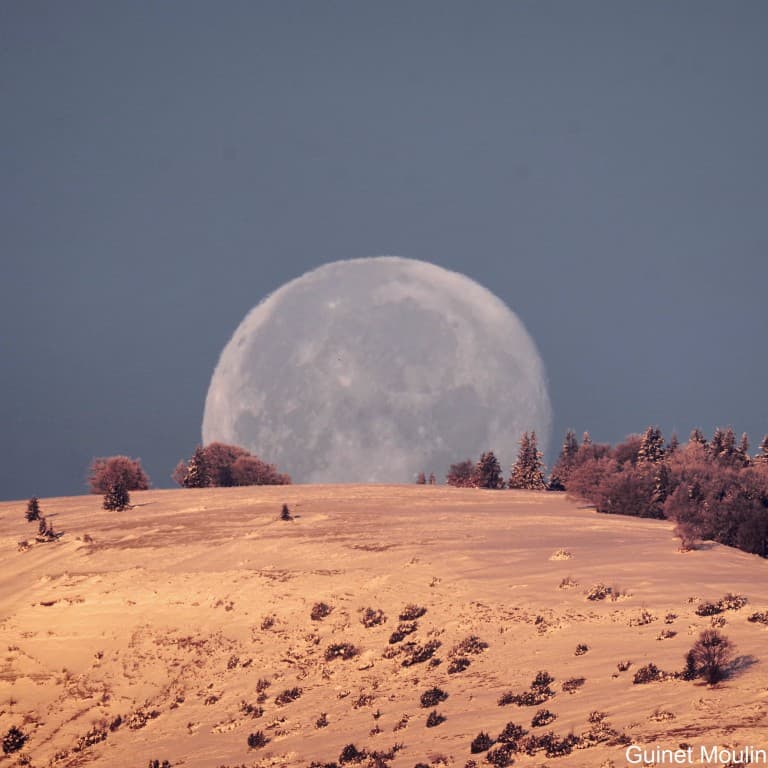 Coucher de Lune au lever du Soleil