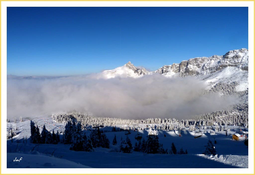 mer de nuage au dessus des pistes
