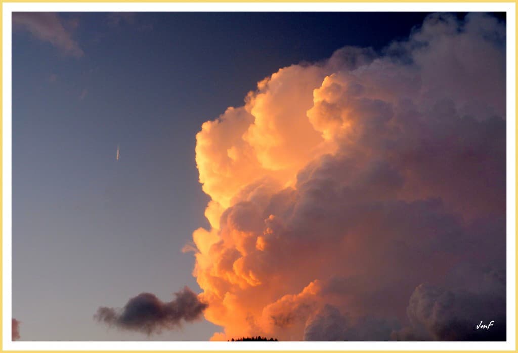 orage en approche au soleil couchant