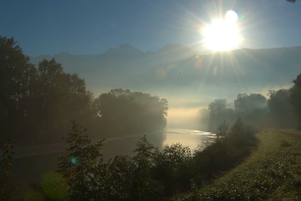 L'isère brumeuse au lever du soleil