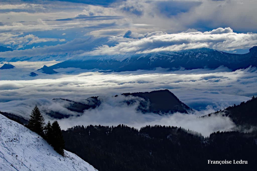 Mer de nuage et ciel chargé