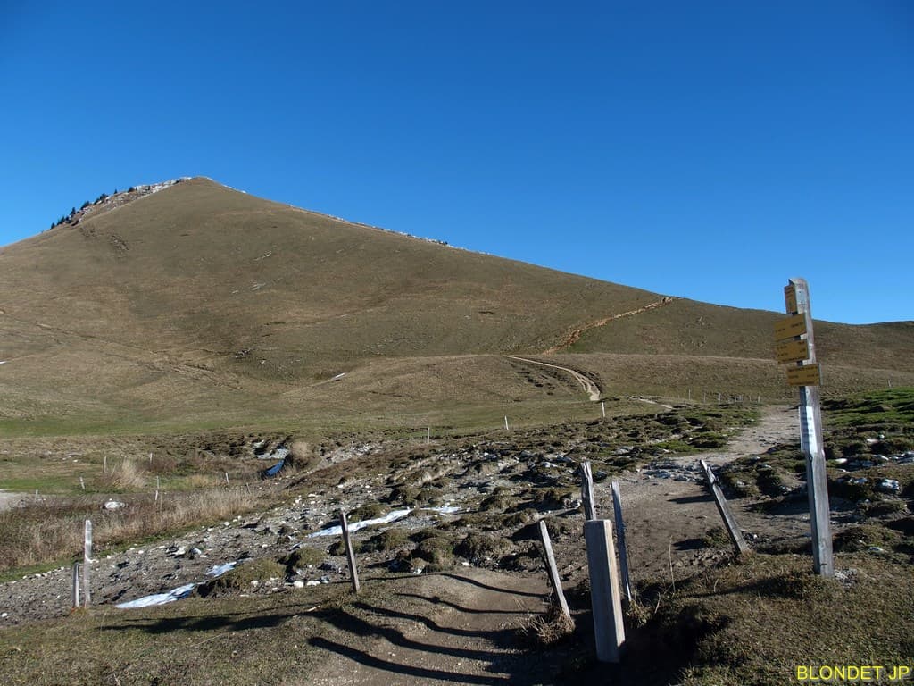Sentier de départ du Charmant Som