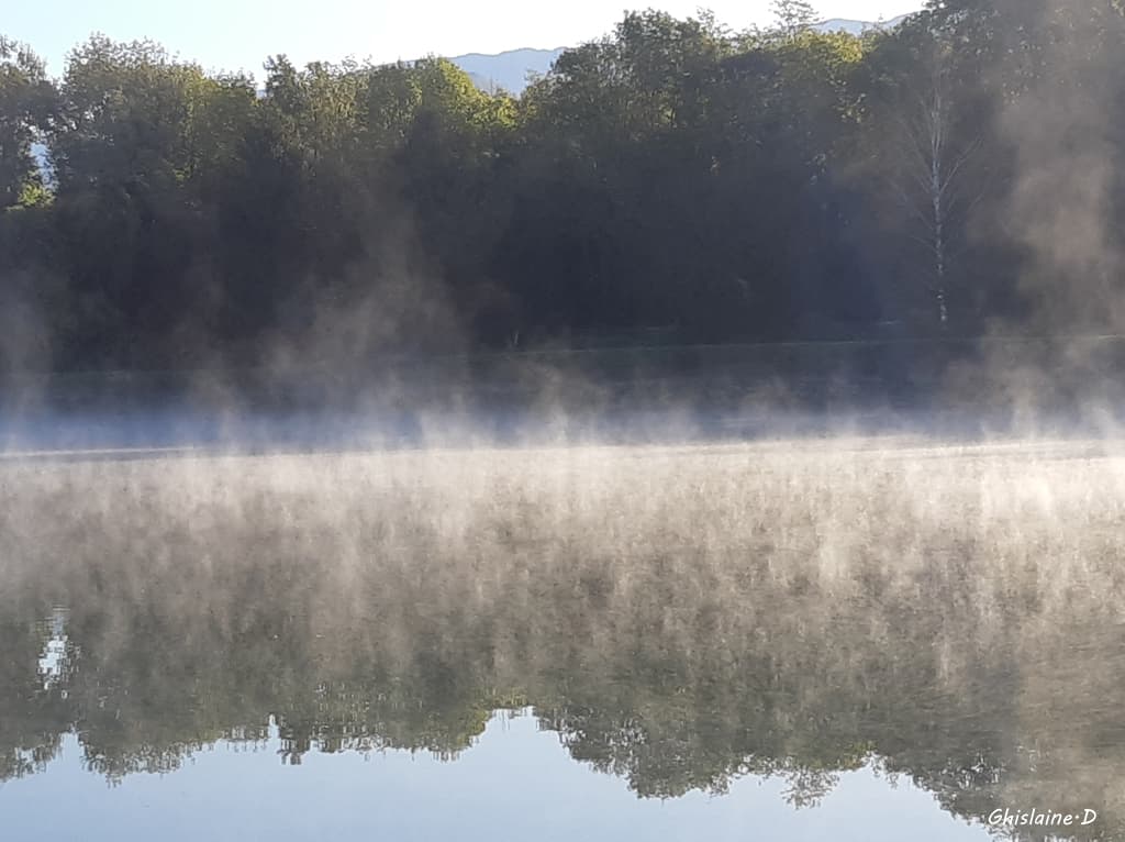 Brume matinale sur le lac de BERNIN 