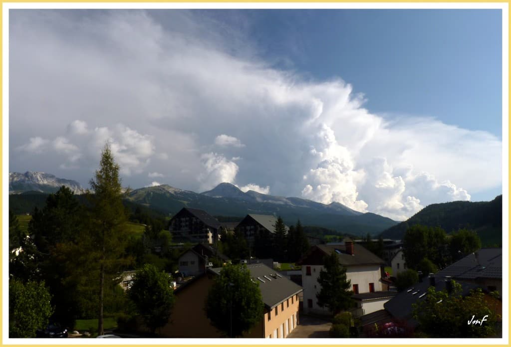explosion de cumulonimbus au sud