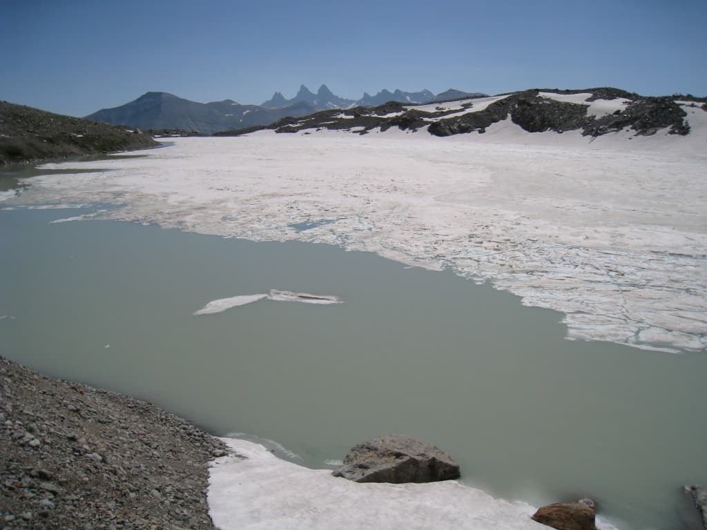 Lac des Quirlies partiellement gelé