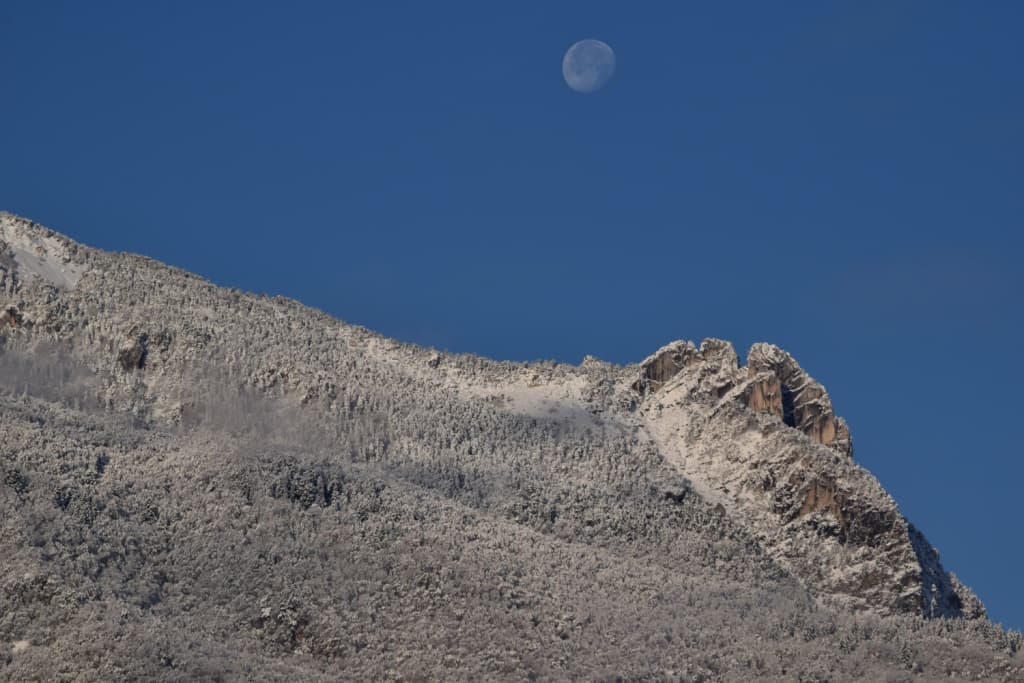 Trois Pucelles et Lune